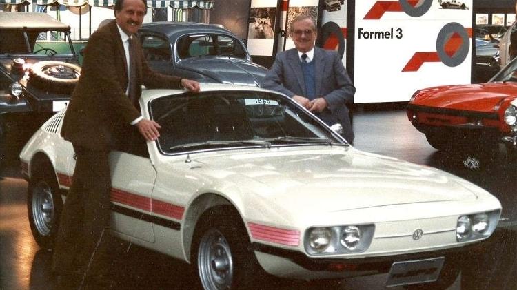 Ronaldo Berg (à esq.) durante entrega de SP2 ao museu da VW em Wolfsburg (Alemanha) em 1985