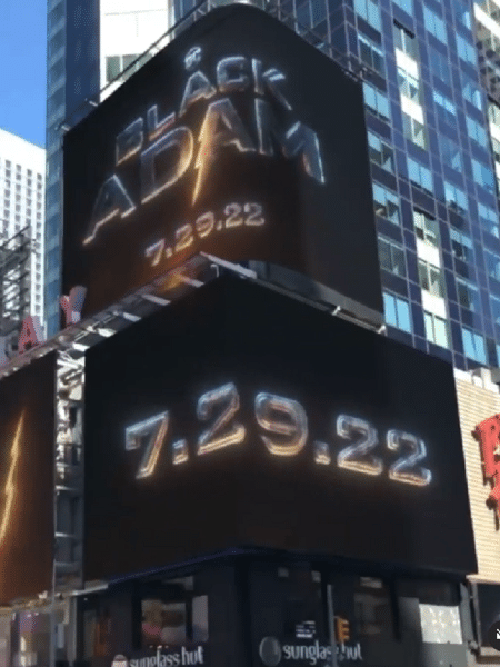 Os famosos letreiros da Times Square foram apagados e, depois, todos mostraram o cartaz do filme - Reprodução