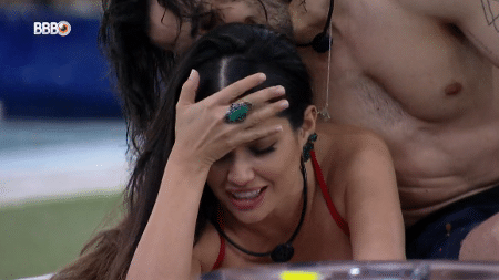 BBB 21: Fiuk faz carinho e cheira Juliette no jardim - Reprodução/Globoplay - Reprodução/Globoplay