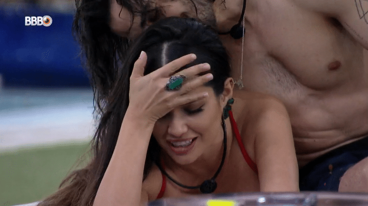 BBB 21: Fiuk faz carinho e cheira Juliette no jardim - Reprodução/Globoplay - Reprodução/Globoplay