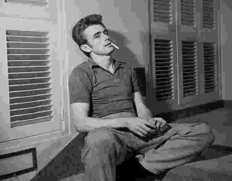 O ator James Dean foi um ícone de moda masculina nos anos de 1950 e 1960 e o jeans foi uma de suas marcas registradas - Reprodução - Reprodução