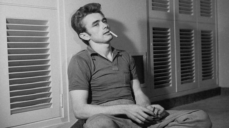 O ator James Dean foi um símbolo de beleza nos anos 1950 e 1960 O ator James Dean foi um símbolo de beleza nos anos 1950 e 1960