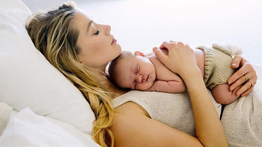 Amber Heard publica foto com filha, que nasceu de barriga de aluguel - Reprodução/Instagram 