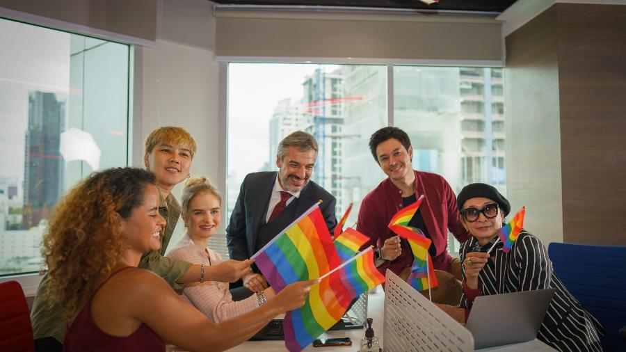 Pesquisa "O Cenário Brasileiro LGBTI+" mostra que o ambiente do trabalho ajuda as pessoas a se abrirem - Mongkolchon Akesin/Getty Images/iStockphoto