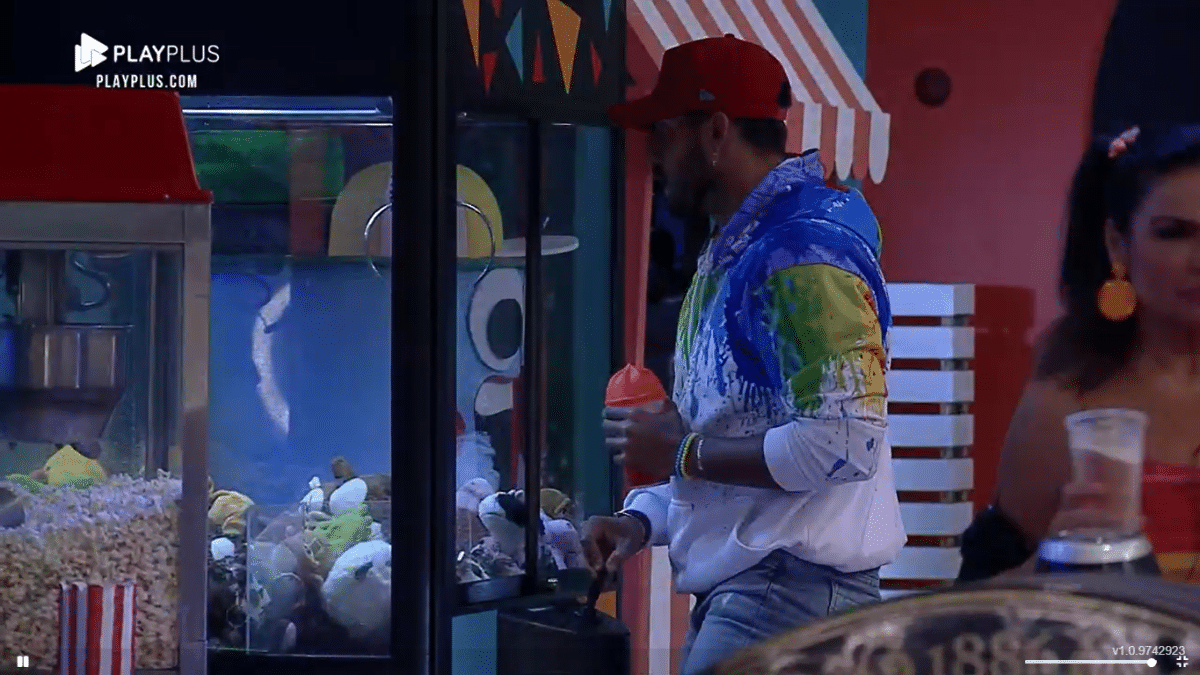 A Fazenda 2021: Bil Araújo brincando durante a festa - Reprodução/Playplus