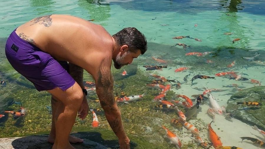 Bruno Gagliasso e os peixes no rancho do ator - Reprodução/ Instagram