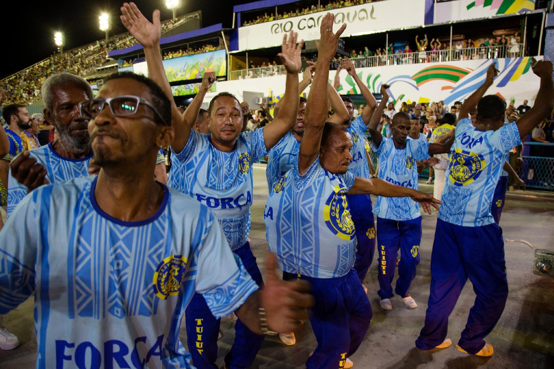 23.abr.2022 - Paraíso do Tuiuti é a primeira escola a desfilar na segunda noite de desfiles da Sapucaí - Júlio César Guimarães/UOL