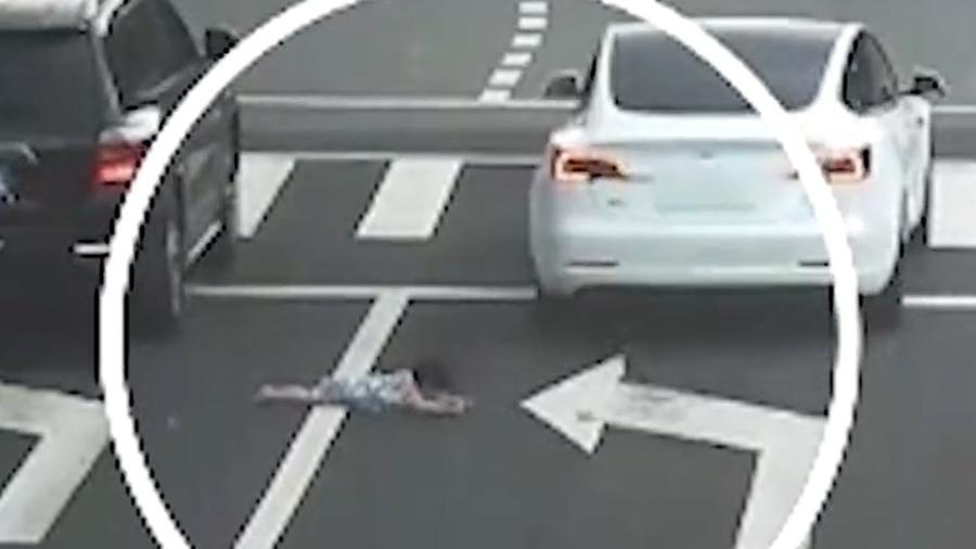 Criança cai de carro na China - Reprodução