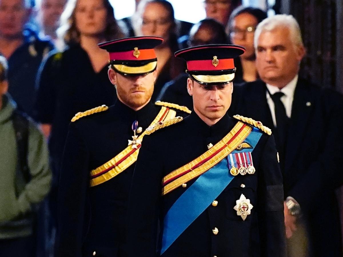 Os dois filhos do rei Charles 3º, vestindo uniformes militares, ficaram em silêncio durante uma vigília de 15 minutos - Aaron Chown-WPA Pool/Getty Images