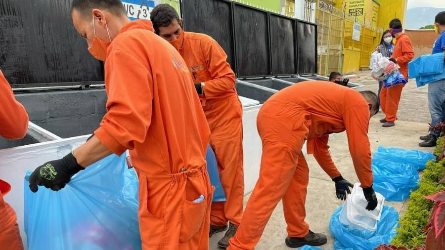 Catadores da Escola de Reciclagem recolhem os lixos das ruas - Divulgação