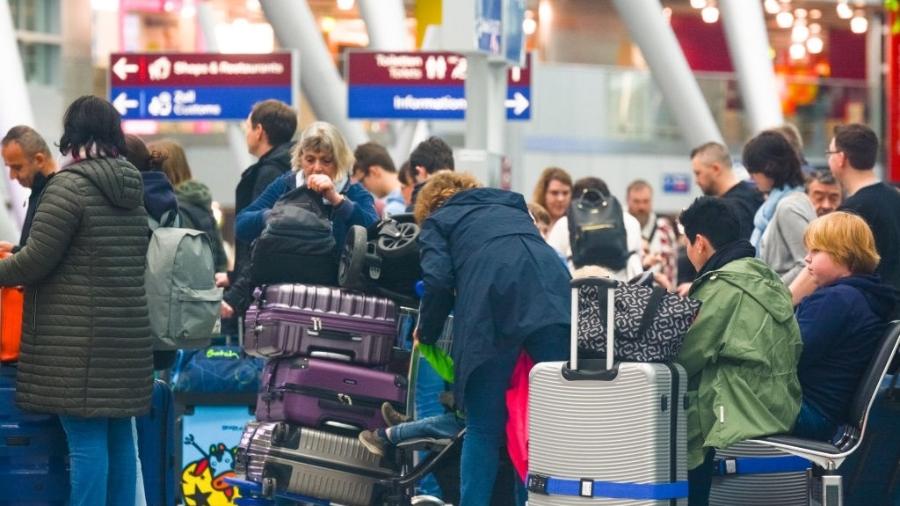 Viajantes aguardam em fila do aeroporto de Düsseldorf - NurPhoto/NurPhoto via Getty Images