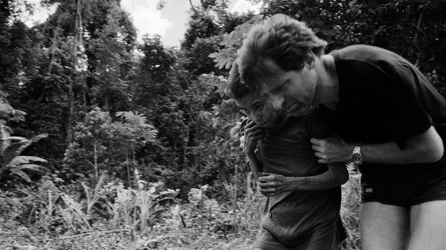 Invasão garimpeira causa epidemias e morte entre os yanomamis. Na foto, Bruce Albert, antropólogo, ajudando yanomami adoentado - Charles Vincent/ISA