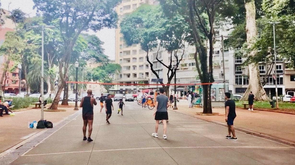 Vôlei na praça: tio e sobrinho devolvem vida ao Arouche aos domingos