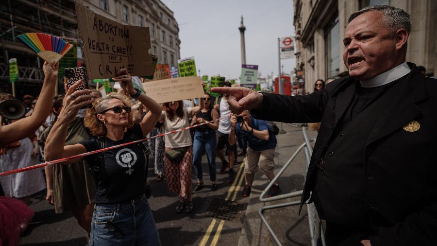 Religioso discute com ativistas pró-aborto, em Londres - Rob Pinney/Getty Image
