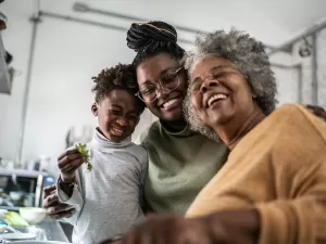 Com pais ausentes, 30% das mães contam com as avós para criar os filhos