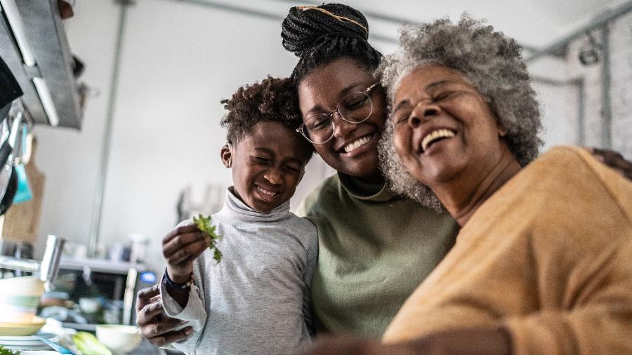 A rede de apoio na maternidade conta quase sempre com mulheres, e da família. Será que isso pode mudar?