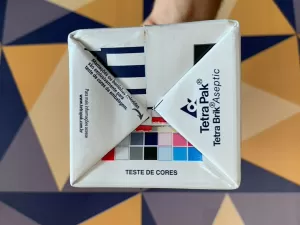 Quadrados coloridos e pontinhos na caixa de leite têm a ver com qualidade?