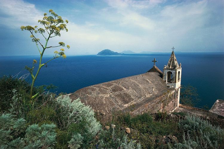 Igreja de São Bartolomeu, na Ilha Alicudi: apesar das lendas pagãs, a religiosidade cristã ainda resiste entre sua pequena comunidade Igreja de São Bartolomeu, na Ilha Alicudi: apesar das lendas pagãs, a religiosidade cristã ainda resiste entre sua pequena comunidade