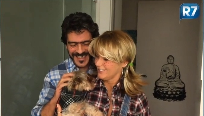 23.jun.2015 - Xuxa arranjou acessórios quadriculados para deixar o cachorrinho Dudu no clima junino