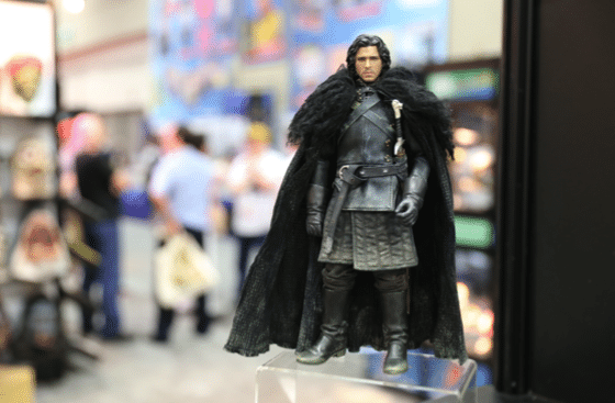 Para evitar questionamentos sobre a permanência ou não de Jon Snow nas próximas temporadas de "Game of Thrones" após os últimos acontecimentos revelados na série da HBO, o ator Kit Harrington não estará na Comic-Con deste ano; resta aos fãs se contentarem com essa detalhada versão em miniatura, que está em exposição no estande da editora Dark Horse no evento - Reprodução/Twitter oficial/@GameofThrones
