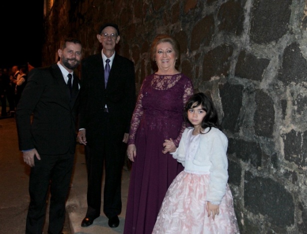 20.jul.2015 - Janderson Pires posa com familiares ao chegar para a cerimônia de seu casamento com a atriz Cacau Protásio, que acontece na noite desta sexta-feira no Rio de Janeiro