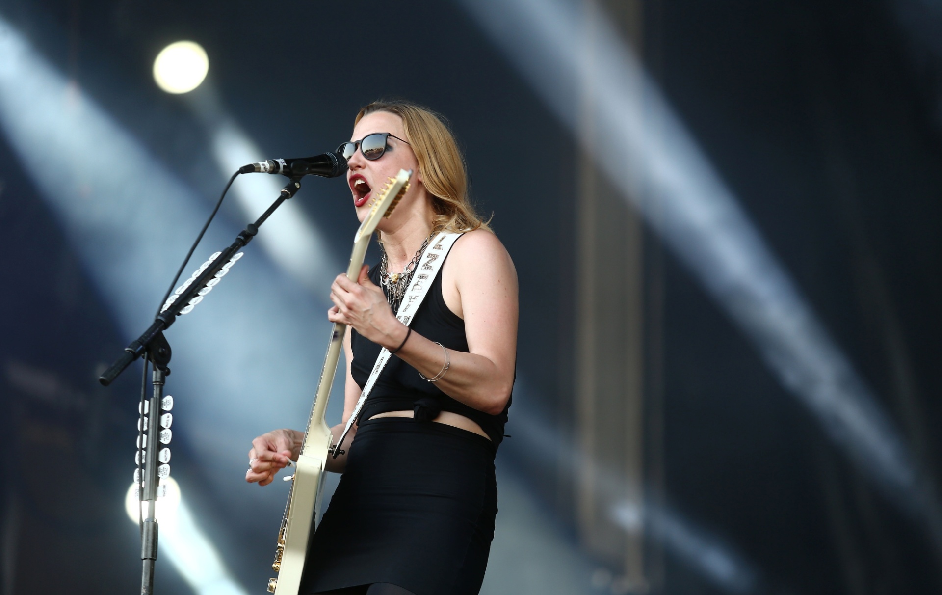 24.set.2015 - Os americanos do Halestorm foram a segunda atração a se apresentar no Palco Sunset durante o 4º dia do Rock in Rio - Wilton Junior/Estadão Conteúdo