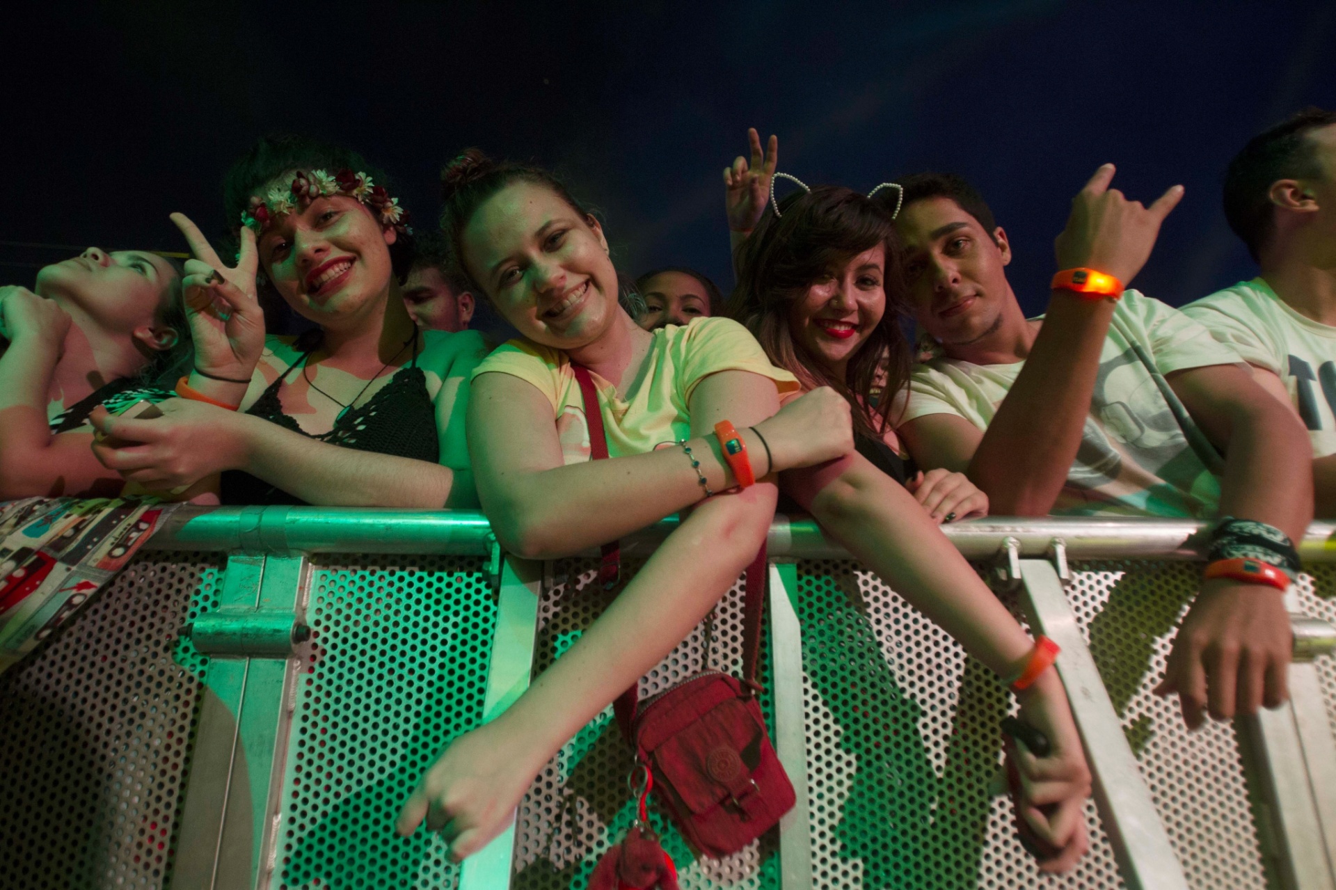 27.set.2015 - Fãs curtem o show do Cidade Negra que abre o palco Mundo no último dia do Rock in Rio 2015 - Ernesto Carriço/Agência Estado