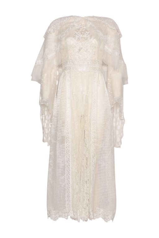 Vestido de mangas longas com camadas de renda e recorte abaixo do busto, da Helô Rocha. Preço: R$ 3.360. Informações: www.helorocha.com.br - Divulgação