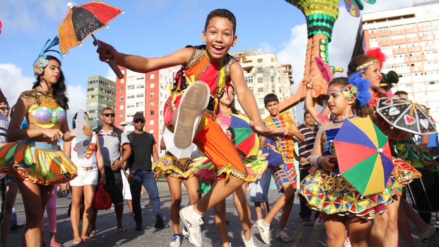 5.fev.2016 - Passistas de frevo, durante o desfile do bloco Galo da Madrugada, no Recife  - Marlon Costa/Futura Press/Estadão Conteúdo