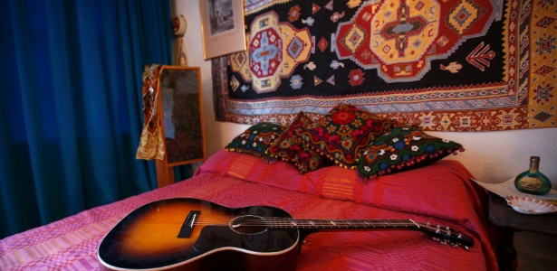 8.fev.2016 - Réplica da guitarra de Jimi Hendrix no quarto da casa onde o músico e a sua namorada, Kathy Etchingham, viveram em Londres entre 1968 e 1969 - Peter Nicholls/Reuters - Peter Nicholls/Reuters