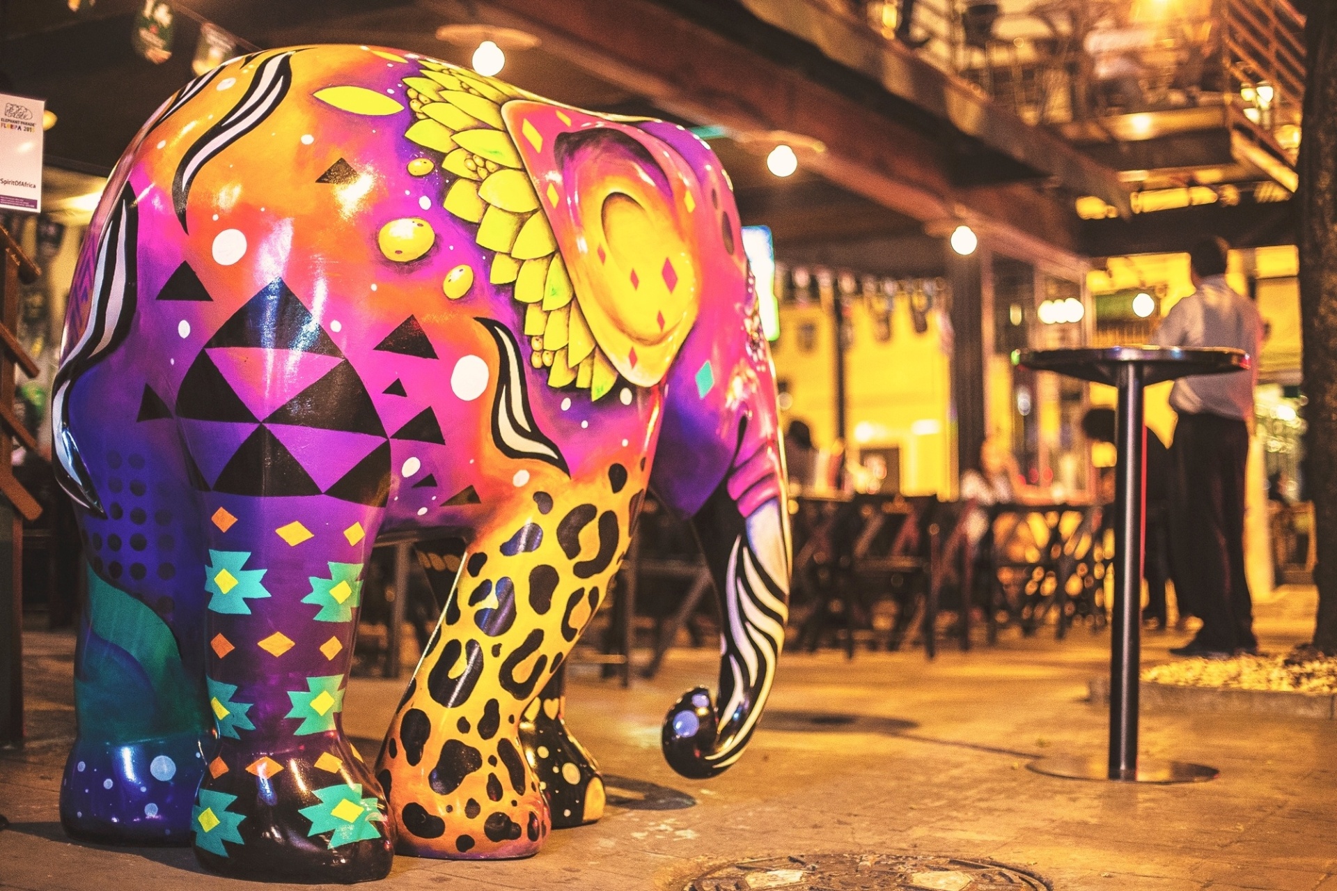 Elefante Dronk, do artista Bruno Álvares, no bar Aurora (rua Prof. Atílio Innocenti, 277, Itaim Bibi). As esculturas ficam em São Paulo até o final de março. No dia 2 de abril, as peças voltam a Florianópolis para um leilão beneficente. - Divulgação