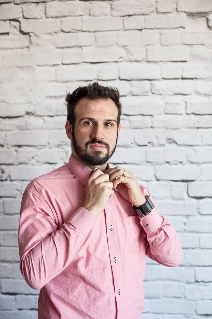 Bruno Santina é o irmão mais velho de Niina. Com estudos nas áreas de comunicação e marketing, o rapaz de 30 anos criou uma empresa e um canal para auxiliar os iniciantes no YouTube - Simon Plestenjak/UOL