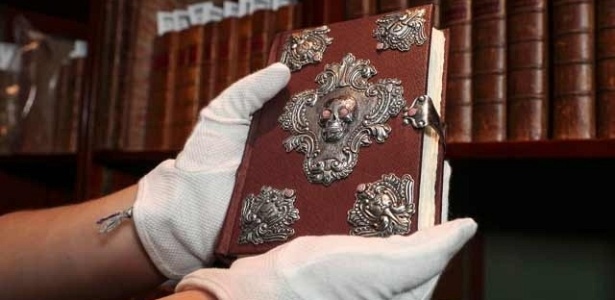 Capa de rara edição de "Os Contos de Beedle, o Bardo", da escritora J. K. Rowling - Reuters
