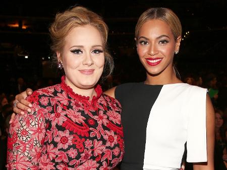 Adele e Beyoncé posam juntas durante a cerimônia do Grammy de 2013 - Getty Images