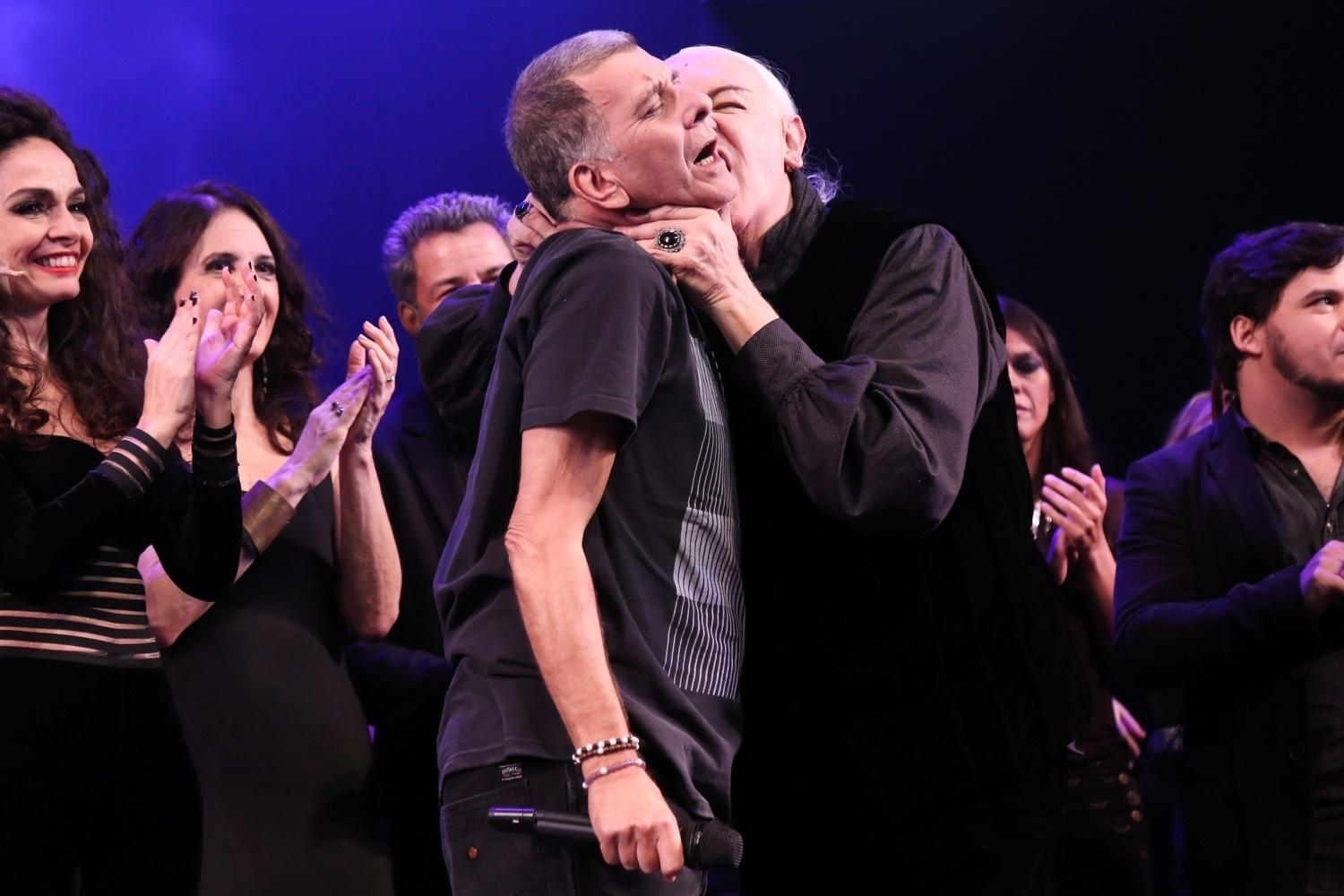 Ney Latorraca "ataca" o diretor Jorge Fernando com mordida no pescoço no musical "Vamp" - Roberto Filho/Brazil News