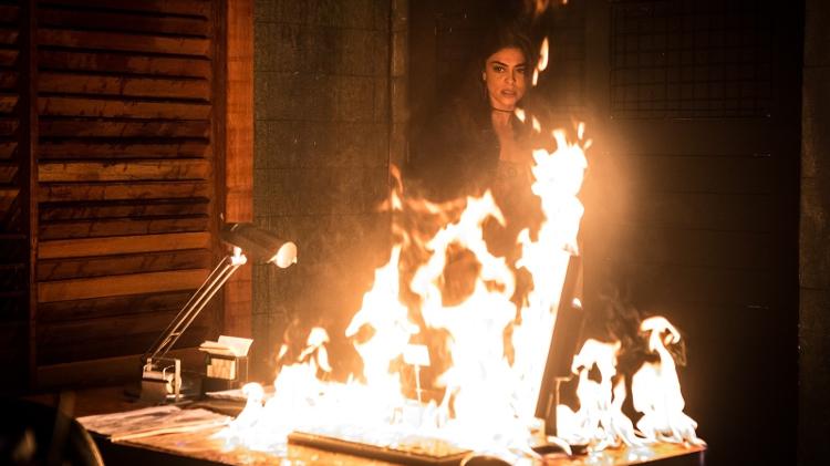 Bibi (Juliana Paes) queima provas contra o marido em "A Força do Querer" - Reprodução/GShow - Reprodução/GShow