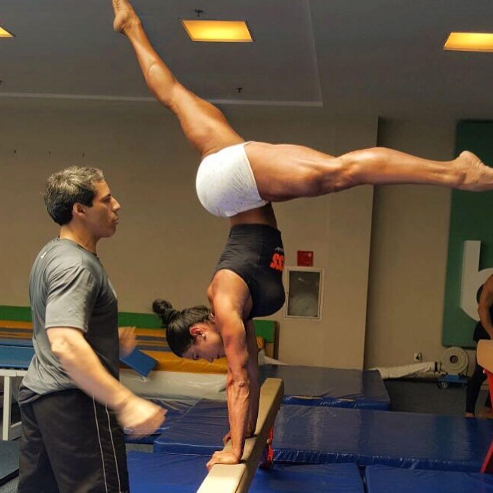 Não é só força! Gracyanne é também flexibilidade e equilíbrio. Será que ela já pensou em competir na Olimpíada? - Reprodução/Instagram