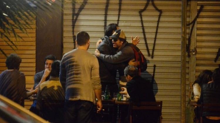 Rodrigo Santoro cumprimenta amigo em bar no Rio de Janeiro - AgNews - AgNews