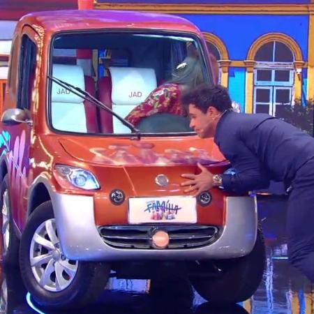 Zezé Di Camargo e Wanessa tentam estacionar carro no programa "Tamanho Família" - Reprodução