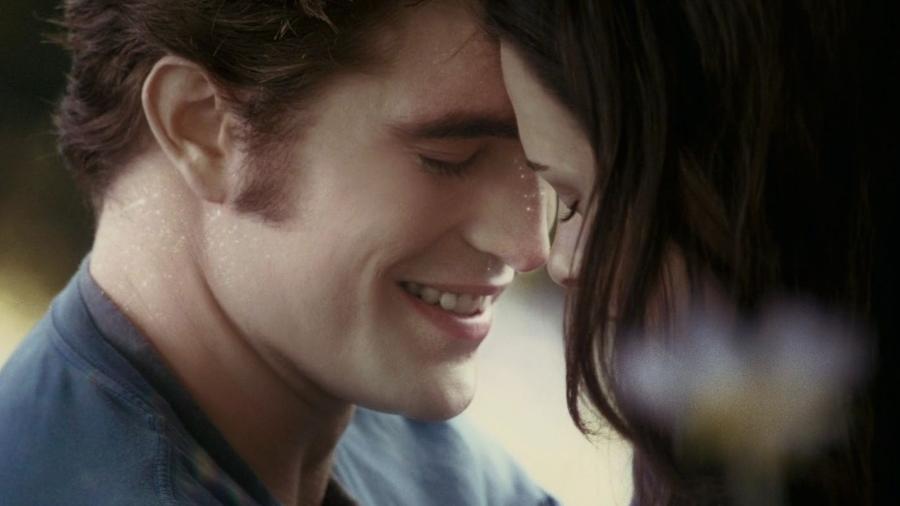 Robert Pattinson dá um sorriso como o vampiro Edward, de "Crepúsculo" - Reprodução