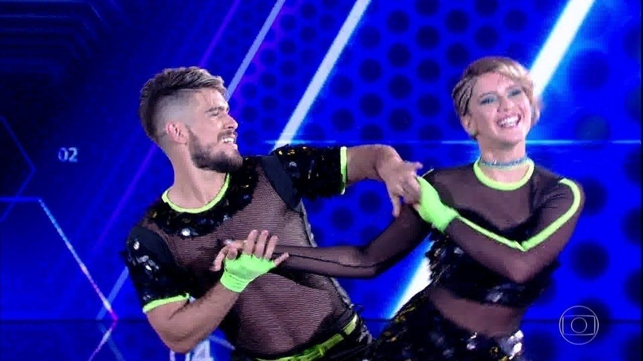 Isabella Santoni e Diego Lima pecaram em alguns passos, mas gostaram do resultado final da coreografia que empolgou a plateia do Faustão. A atriz tem muitos fãs que podem ajudá-la nos votos de casa - Reprodução/TV GLOBO
