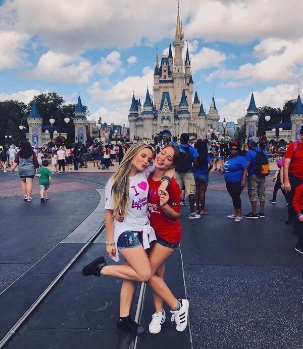 Larissa Manoela e amigas visitaram os parques - Reprodução/Instagram