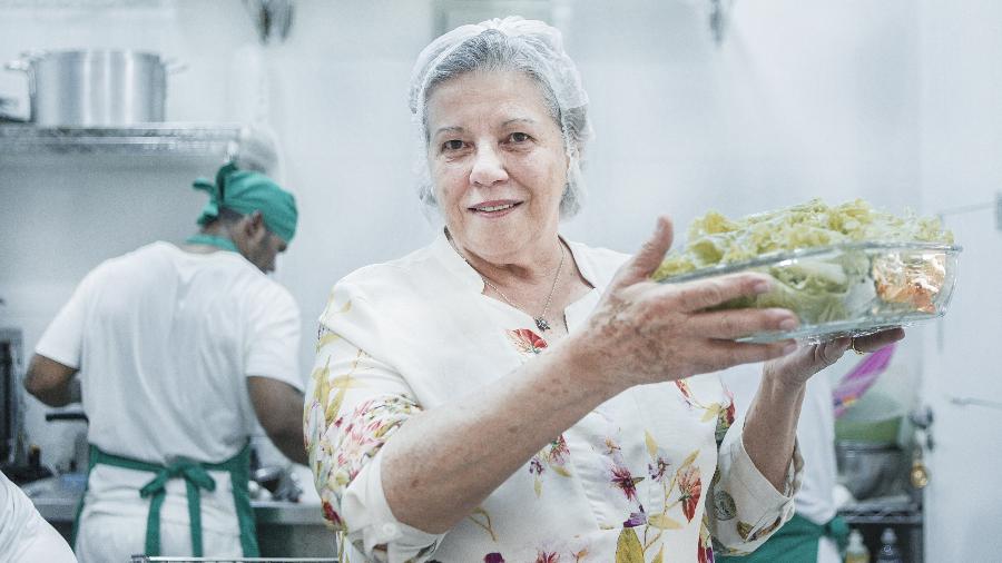 Carolina Abreu, 69, sai todo dia pela manhã para fazer compras para seu restaurante - Carine Wallauer/UOL