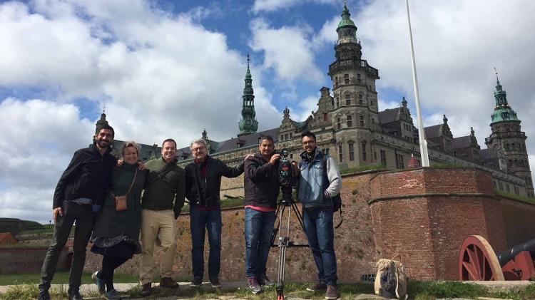 Edney Silvestre e a equipe do Globo Repórter em frente ao Castelo de Kronborg, na Dinamarca - Divulgação / TV Globo - Divulgação / TV Globo