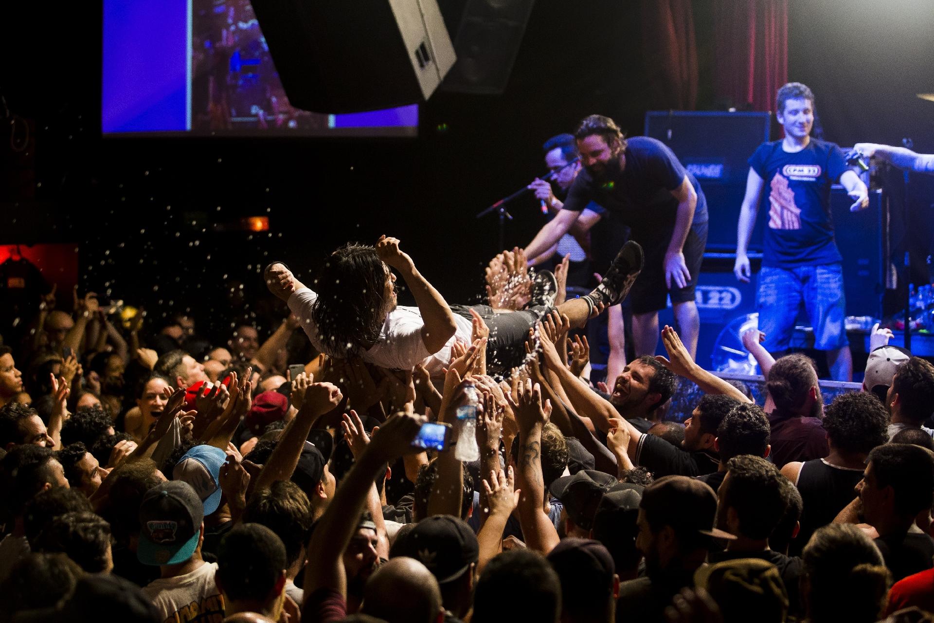 Despedida do Hangar, em São Paulo, lota casa de shows com a banda CPM 22 no palco - Marcelo Justo/UOL