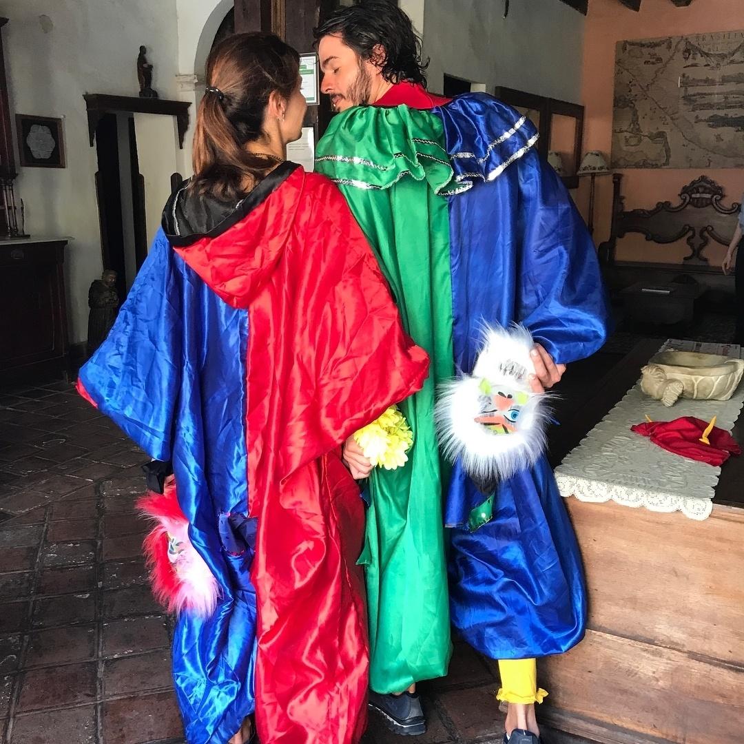 Romance no ar: Fátima Bernardes e Túlio Gadêlha posam juntinhos após curtirem o pré-Carnaval de Olinda usando máscaras - Reprodução/Instagram