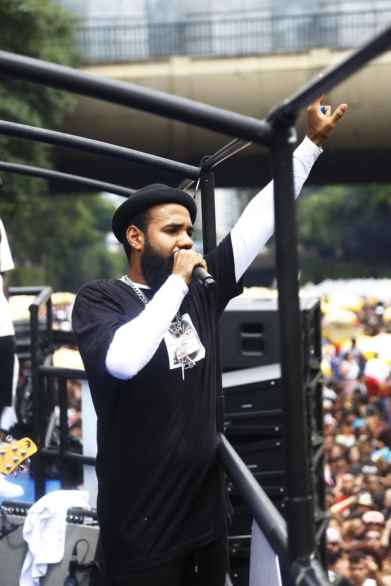 Baiana System lota avenida 23 de Maio, em São Paulo, neste sábado (17) de pós-Carnaval - Guilherme Zauith/UOL