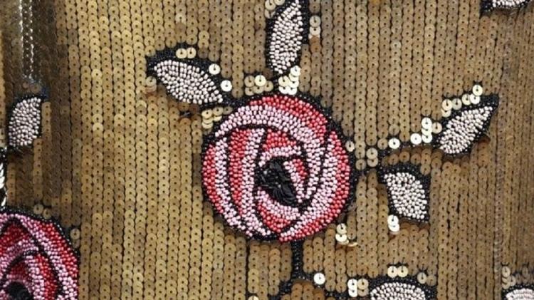 Quando o espartilho foi abolido, vestidos que cobriam o corpo inteiro foram substituídos por conjuntos mais soltos com decotes maiores e materiais como lantejoulas - Tessa Hallman - Tessa Hallman