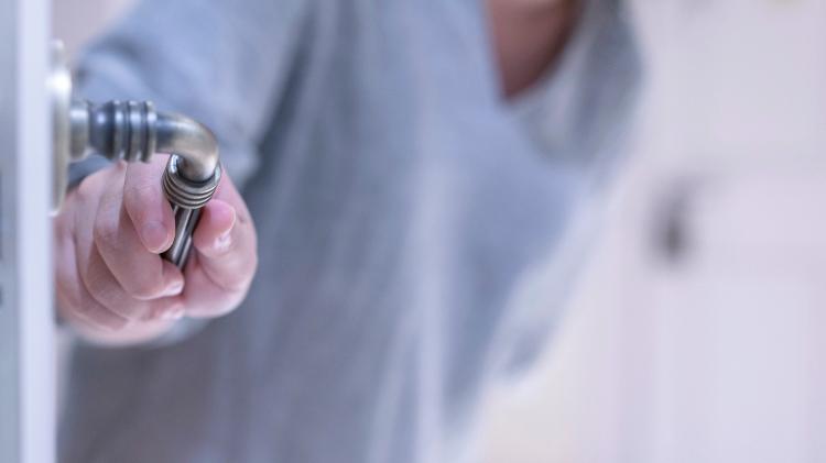 Abrir a porta - iStock - iStock