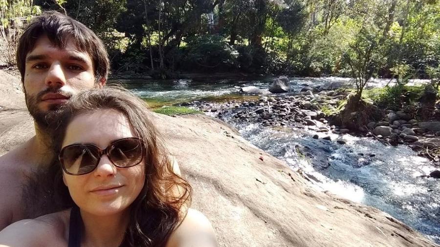 Monica Iozzi e seu suposto novo namorado em cachoeira - Reprodução/Instagram